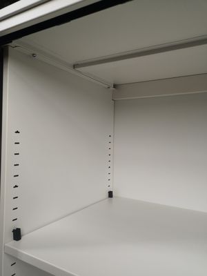 Szafka na dokumenty z drzwiami bocznymi o połowie wysokości z 2 regulowanymi półkami