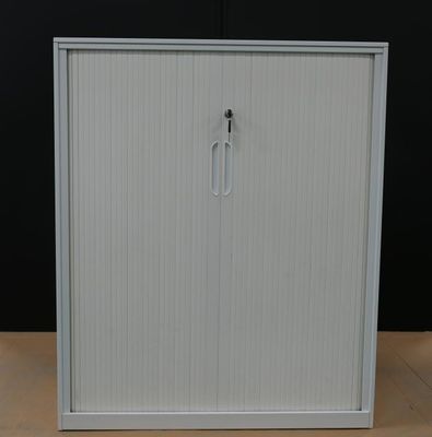 Biurowa szafka z drzwiami żaluzjowymi z 2 regulowanymi półkami